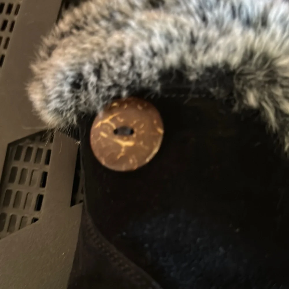 Women's Black Fur-Lined Winter Boots by Bear 🐾 Paw  Nearly New Size 8  👜 36